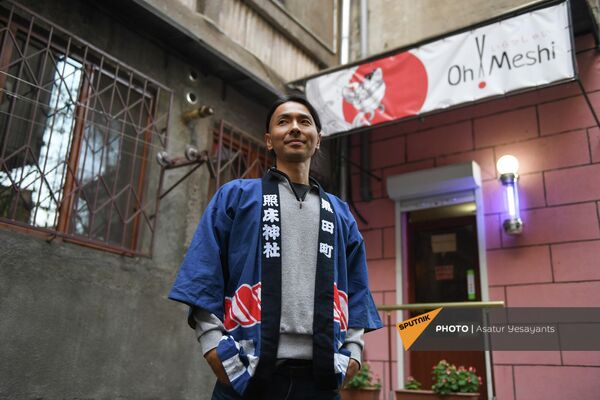 Ճապոնացի Թաիջի Նոցուն Երևանում՝ իր «Oh Meshi» ռեստորանի դիմաց։ - Sputnik Արմենիա