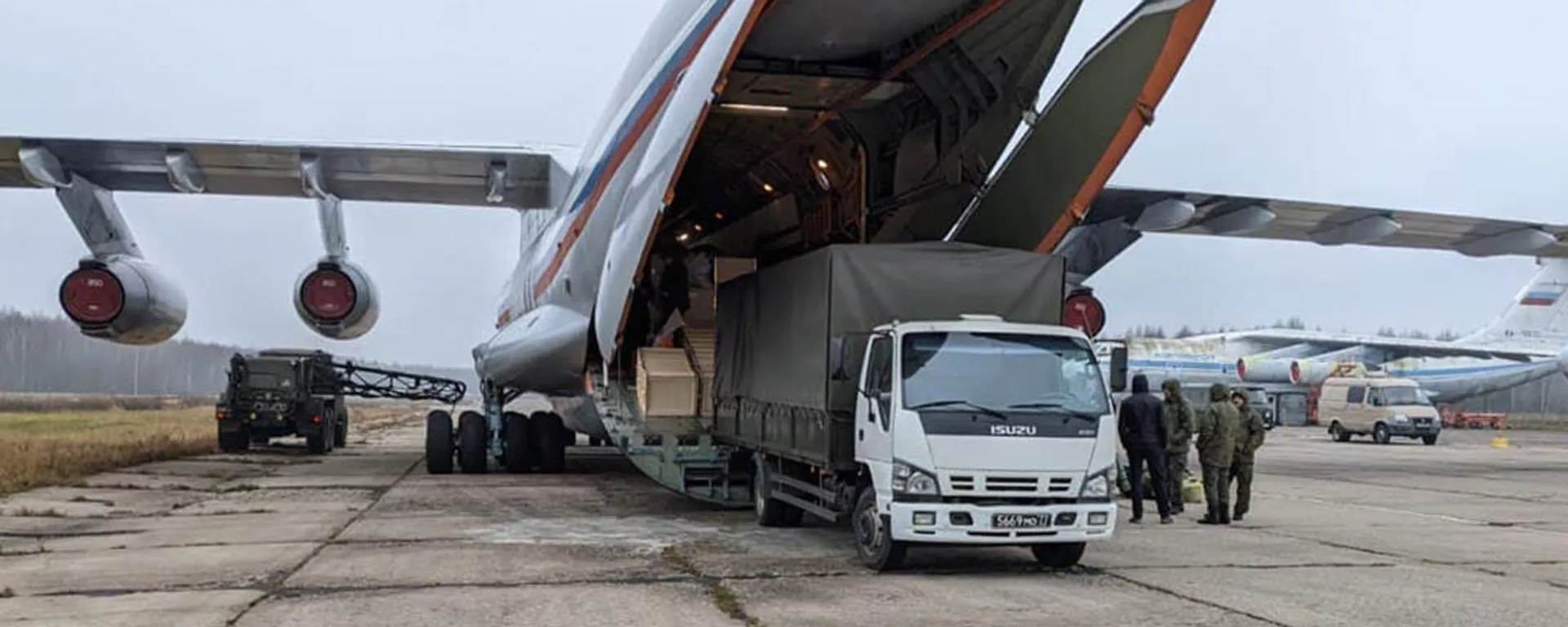 Погрузка  в самолет груза гуманитарной помощи для населения Карабаха от БФ Доктор Лиза - Sputnik Армения, 1920, 04.11.2021