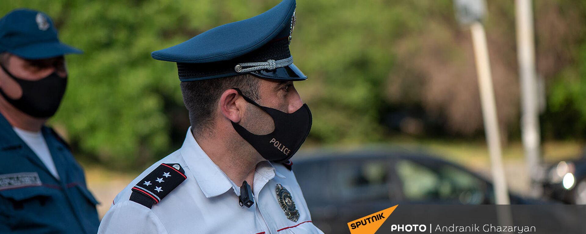 Сотрудники полиции в защитных масках перед зданием СНБ (16 июня 2020). Еревaн - Sputnik Армения, 1920, 04.11.2021