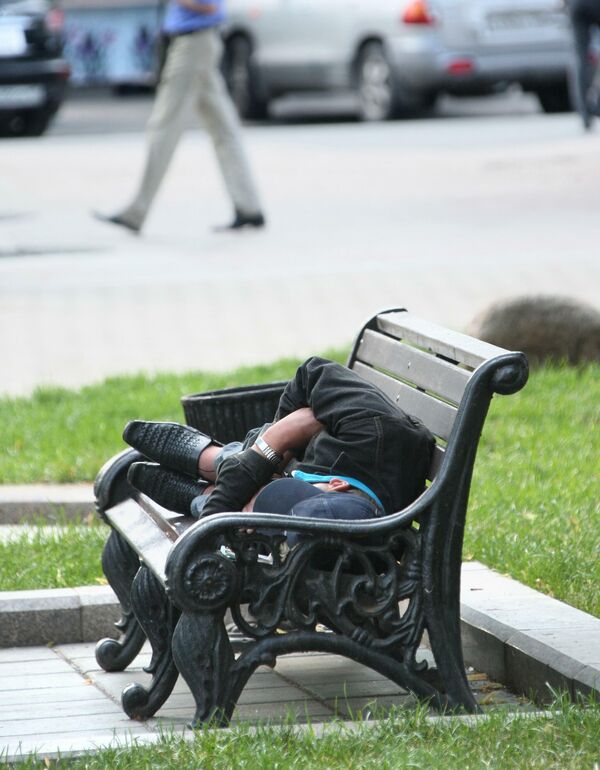 Бездомный человек на скамейке - Sputnik Армения