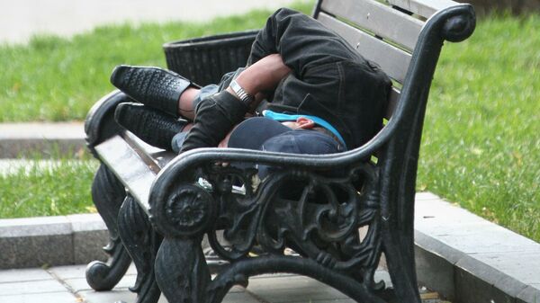 Бездомный человек на скамейке - Sputnik Армения