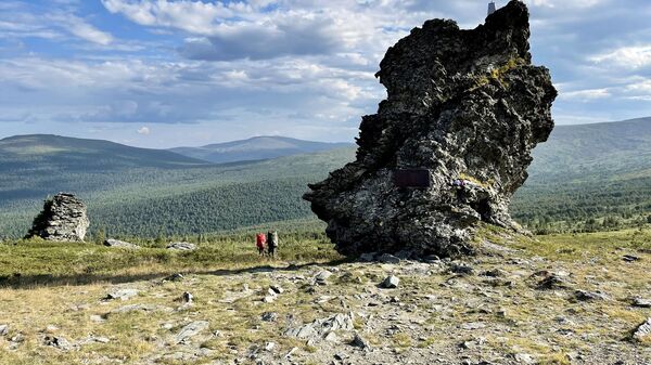 Туристы летом спускаются с перевала Дятлова - Sputnik Армения