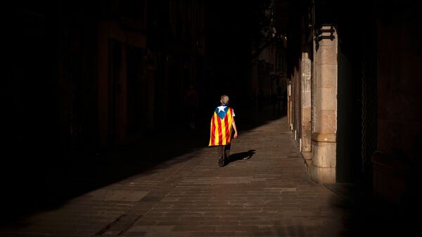 Женщина с флагом эстелады или независимости идет по пустой улице во время Национального дня Каталонии (11 сентября 2020). Барселона - Sputnik Армения