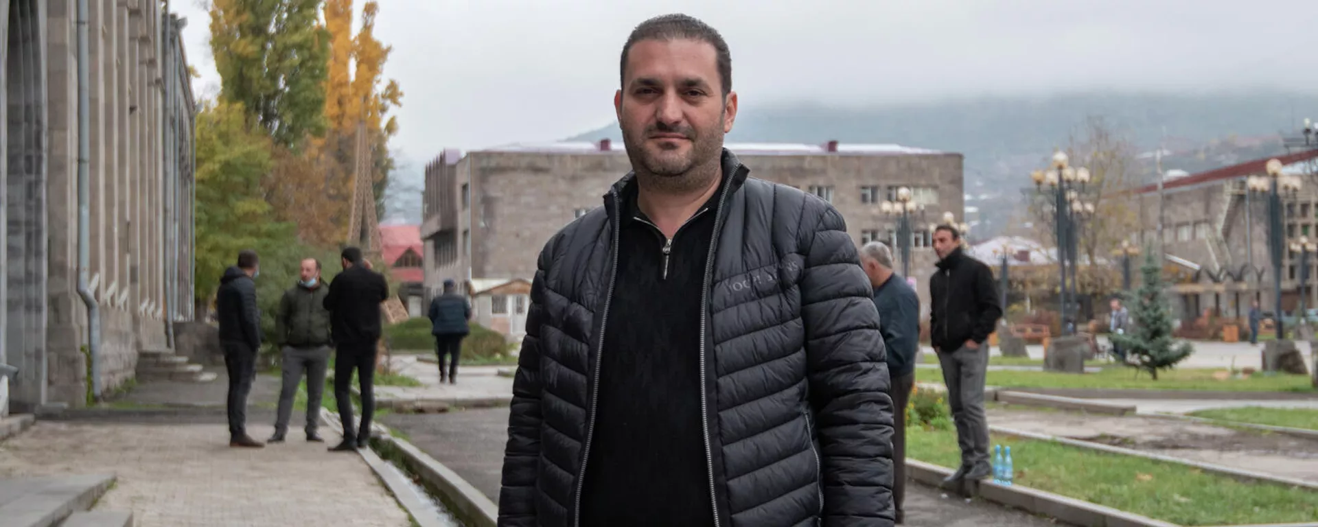Вице-мэр Гориса Менуа Овсепян перед зданием суда во время судебного заседания по делу Аруша Арушаняна (5 ноября 2021). Горис - Sputnik Армения, 1920, 11.11.2021