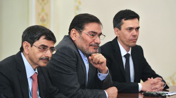 Секретарь Высшего совета национальной безопасности Ирана Али Шамхани (в центре) - Sputnik Армения