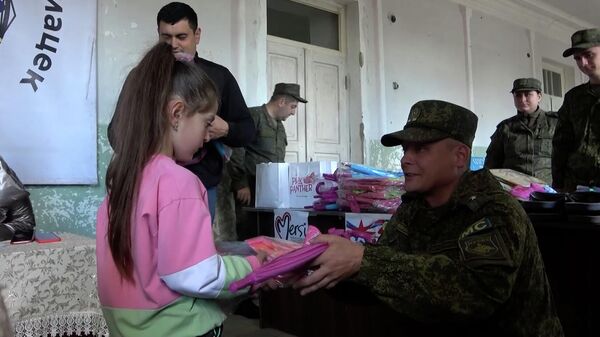 Российские миротворцы совместно с благотворителями выдали крупную партию гуманитарного груза для нуждающихся жителей Нагорного Карабаха - Sputnik Армения