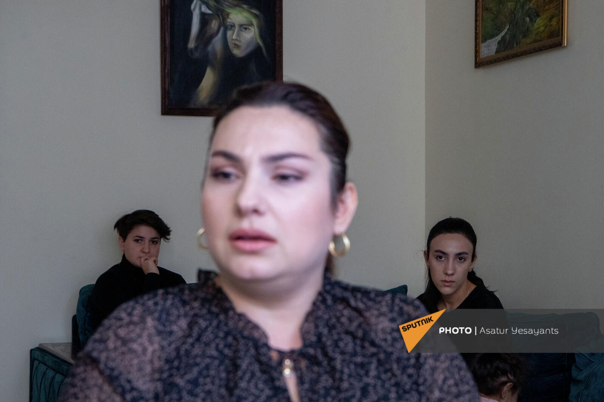 Дочери полковника Ованнеса Авагяна слушают рассказ матери - Sputnik Армения, 1920, 09.11.2021