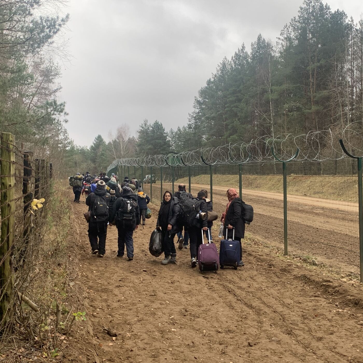 Польша пригрозила закрыть еще КПП с Беларусью, если мигранты продолжат  попытки штурма - 10.11.2021, Sputnik Армения