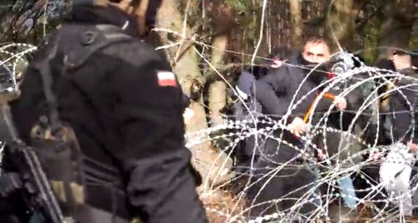 Польская полиция и пограничники блокируют сотни мигрантов. - Sputnik Армения