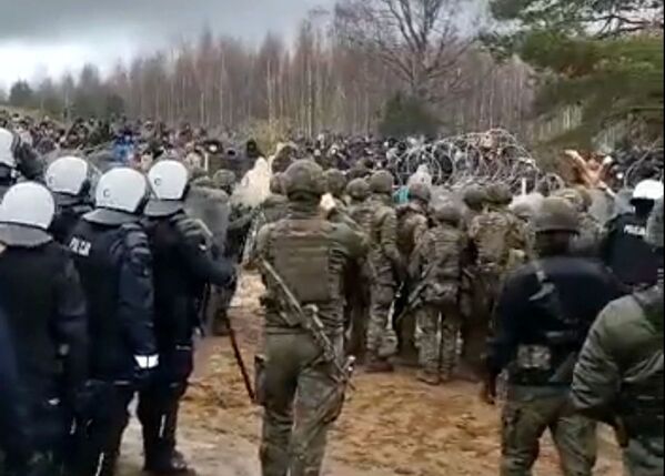 Польская полиция и пограничники блокируют сотни мигрантов.  - Sputnik Армения