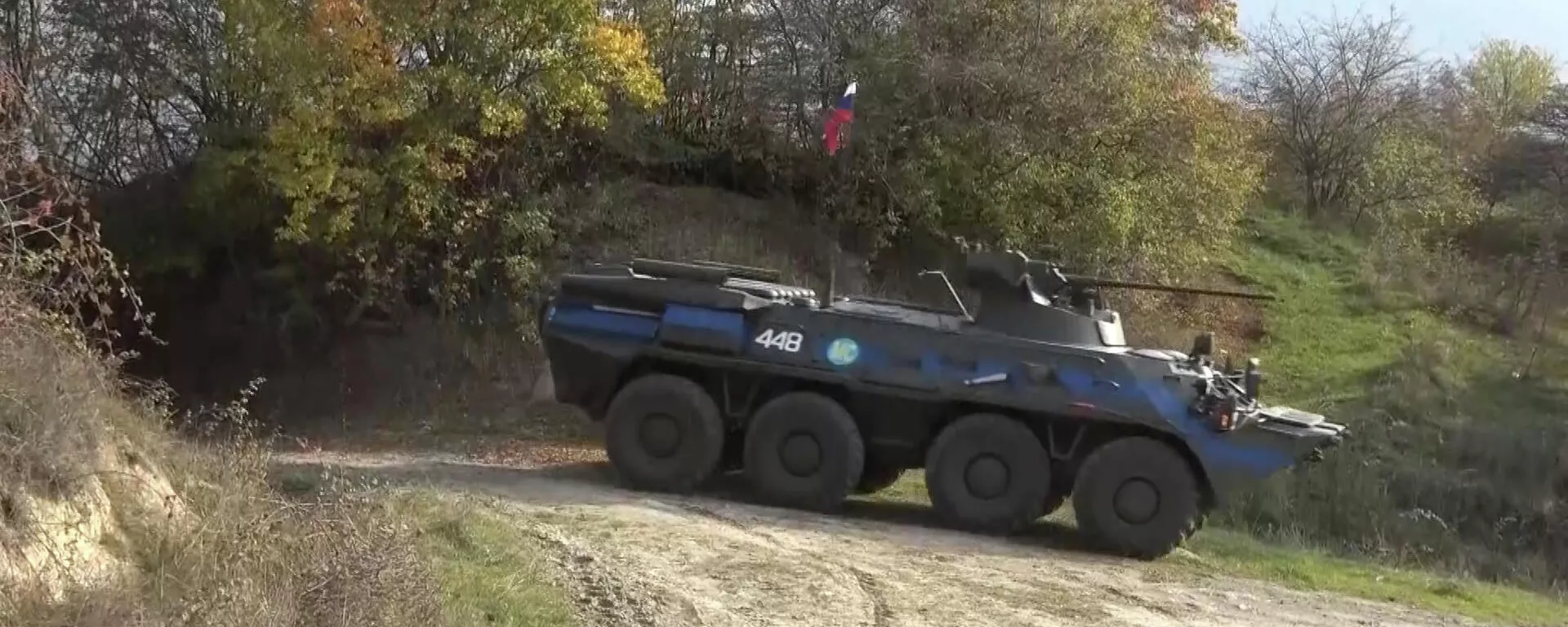 Патрулирование на БТР-82А российскими миротворцами вдоль линии разграничения сторон для контроля текущей обстановки в Нагорном Карабахе - Sputnik Армения, 1920, 09.11.2021