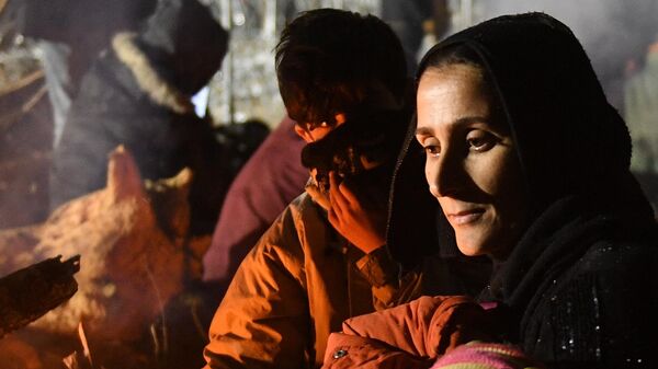 Мать с детьми в лагере нелегальных мигрантов на белорусско-польской границе - Sputnik Армения
