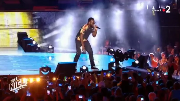 Французская мегазвезда Maitre Gims поет Ми гна на живом концерте в Ницце - Sputnik Армения