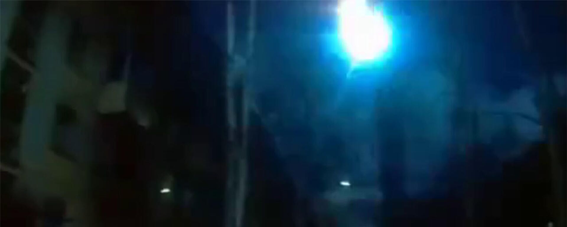 Небо над Петербургом, Ленобластью и Карелией осветила яркая вспышка, на одном из видео заметны несколько летящих светящихся шаров - Sputnik Армения, 1920, 12.11.2021