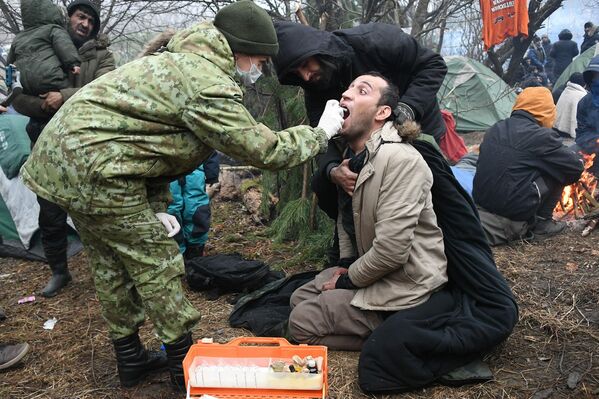 Բժիշկներն օգնություն են ցույց տալիս միգրանտների ճամբարում գտնվող հիվանդներին - Sputnik Արմենիա
