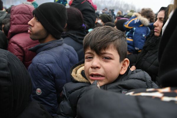 Փախստականների ճամբարում լաց եղող երեխան - Sputnik Արմենիա