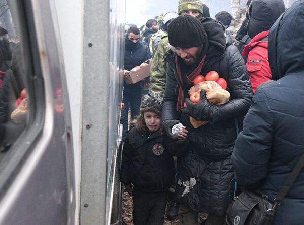 Փախստականներին հումանիտար օգնություն են բաժանում - Sputnik Արմենիա