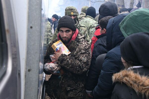 Փախստականներին հումանիտար օգնություն են բաժանում - Sputnik Արմենիա