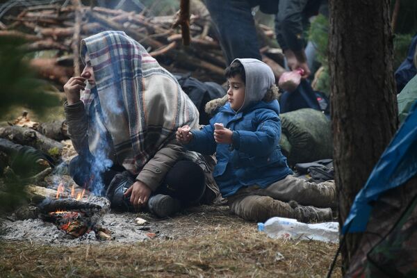 Маленькая девочка в лагере мигрантов - Sputnik Армения