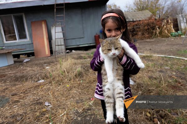 Փոքր Արմինեն կատվի հետ - Sputnik Արմենիա