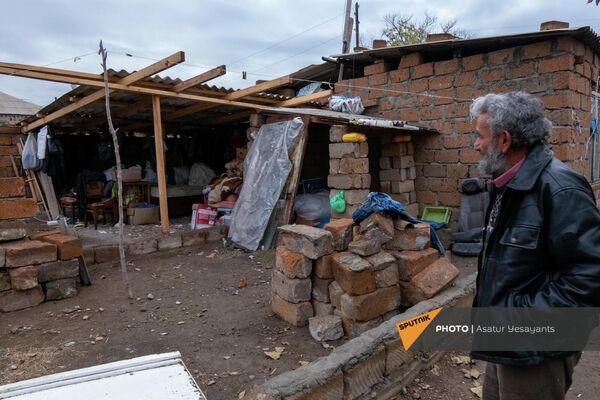 Ветеран карабахской войны и вынужденный переселенец дед Гарегин у своего недостроенного домика в селе Нор Кюрин - Sputnik Армения