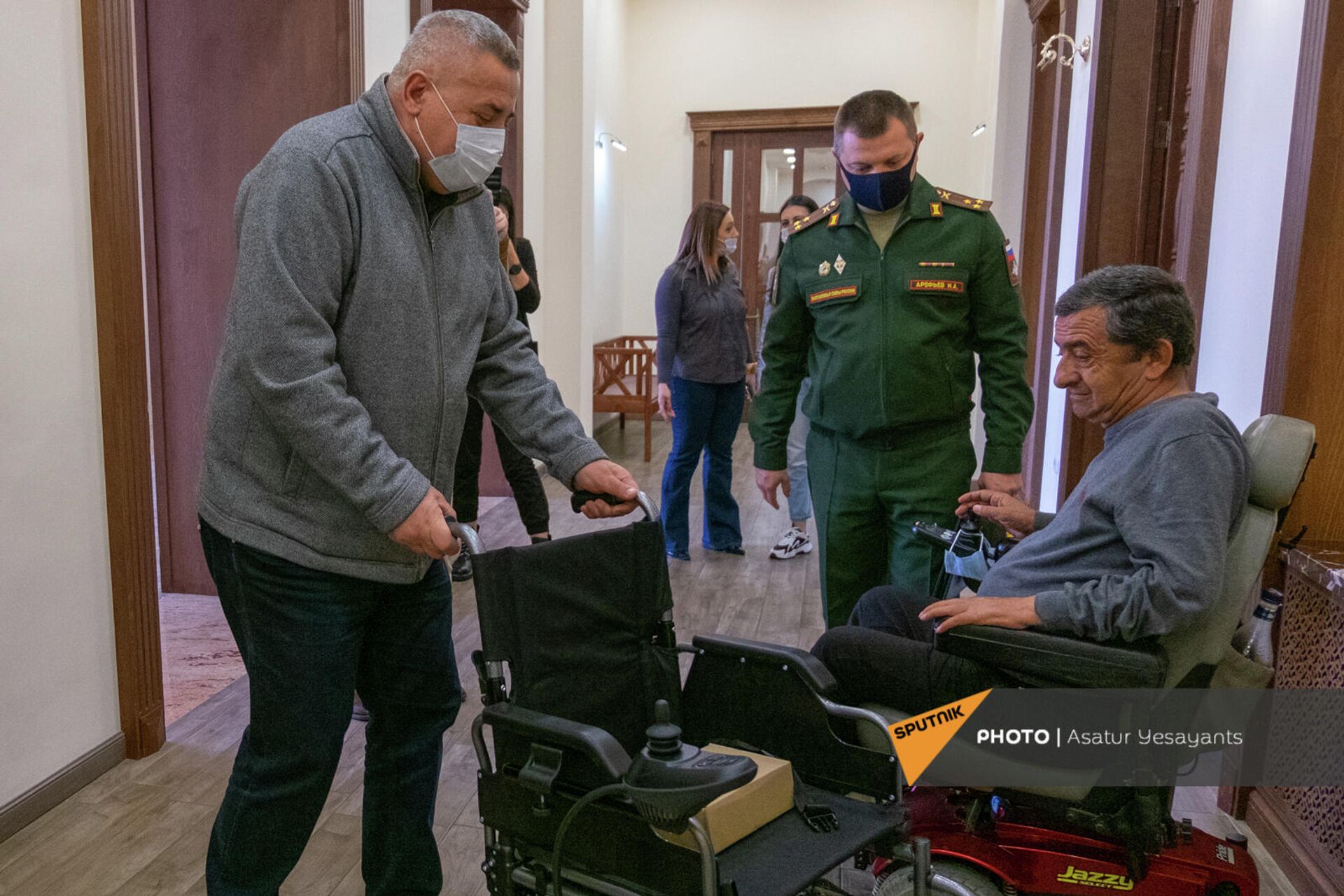 Ветераны афганской войны получили в дар от правительства РФ инвалидные коляски - Sputnik Армения, 1920, 12.11.2021