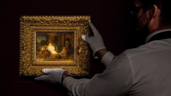 Арт-менеджер забирает картину Рембрандта Авраам и ангелы на аукционе Sotheby's (22 января 2021). Нью-Йорк - Sputnik Армения