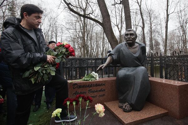 Сын Армена Джигарханяна Степан возлагает цветы к памятнику отца, открытому на Ваганьковском кладбище в день годовщины со дня кончины (14 ноября 2021). Москвa - Sputnik Армения