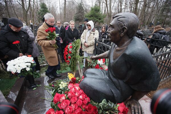 ԽՍՀՄ ժողովրդական արտիստ Արմեն Ջիգարխանյանի հուշարձանի բացման արարողությունը Վագանկովյան գերեզմանատանը (14 նոյեմբերի, 2021թ.). Մոսկվա - Sputnik Արմենիա