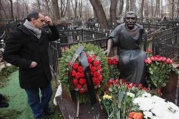 ԽՍՀՄ ժողովրդական արտիստ Արմեն Ջիգարխանյանի հուշարձանի բացման արարողությունը Վագանկովյան գերեզմանատանը (14 նոյեմբերի, 2021թ.). Մոսկվա - Sputnik Արմենիա