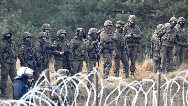 Сотрудники польской полиции и военные у лагеря нелегальных мигрантов на белорусско-польской границе - Sputnik Армения