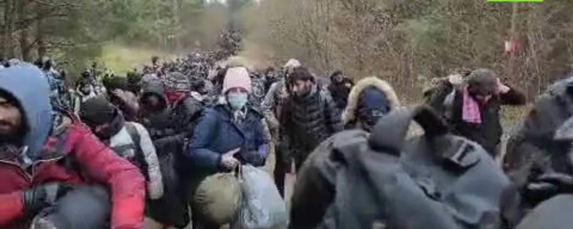 «Первые ряды этих беженцев, наверно, специально поставили сюда детей, чтобы передать свои мирные намерения» - Sputnik Армения, 1920, 15.11.2021