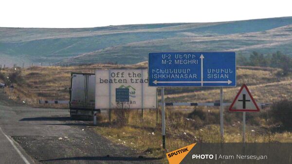 Указатель на перекрестке трассы с направлениями в село Ишханасар, Мегри и Сисиан - Sputnik Армения