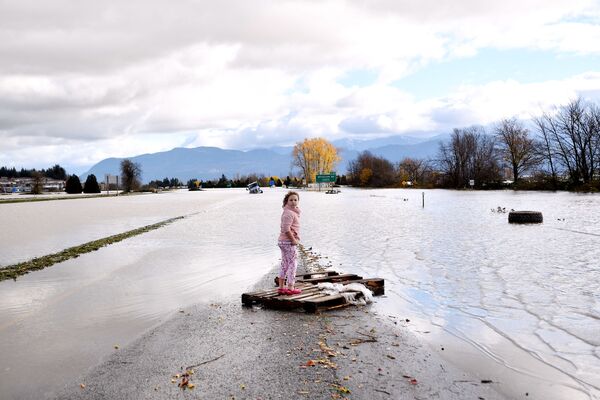 Երեխան&#x60; ջրով հեղեղված փողոցում. Կանադա - Sputnik Արմենիա