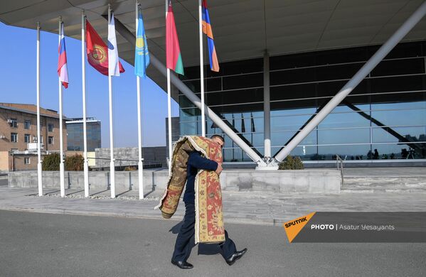 18 и 19 ноября в Ереване прошло заседание Евразийского межправительственного совета. В аэропорту &quot;Звартноц&quot; готовятся к прилету глав правительств стран ЕАЭС. - Sputnik Армения