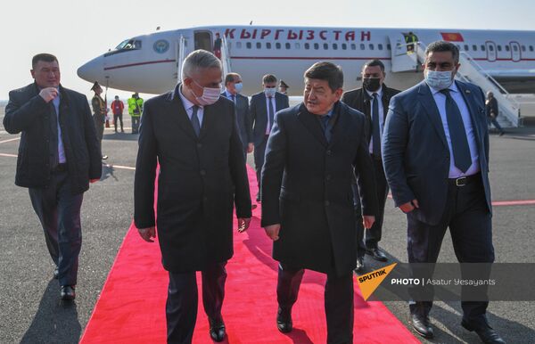Вице-премьер Мгер Григорян встречает премьер-министра Кыргызстана Акилбека Жапарова, прибывшего в Армению для участия во встрече Евразийского межправительственного совета - Sputnik Армения