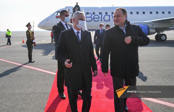 Вице-премьер Мгер Григорян встречает премьер-министра Беларуси Романа Головченко, прибывшего в Армению для участия во встрече Евразийского межправительственного совета - Sputnik Армения