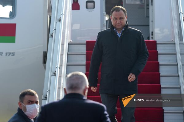 Премьер-министр Беларуси Роман Головченко спускается по трапу самолета - Sputnik Армения