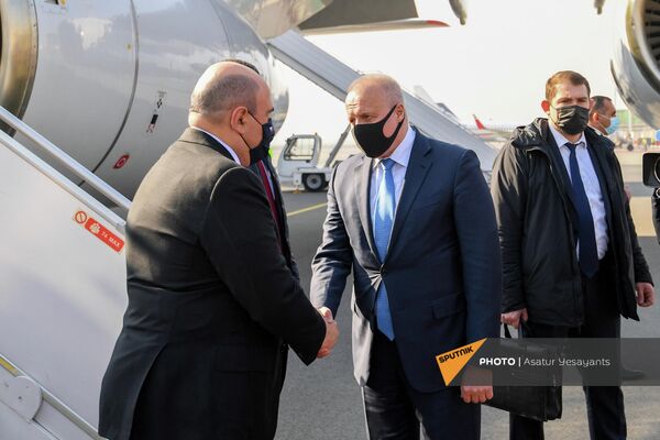 Посол РФ в Армении Сергей Копыркин приветствует премьер-министра РФ Михаила Мишустина - Sputnik Армения