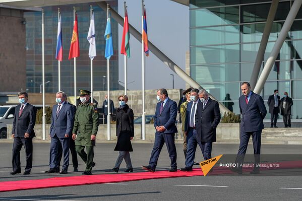 Дипломаты встречают правительственный борт РФ с российской делегацией в аэропорту &quot;Звартноц&quot; - Sputnik Армения