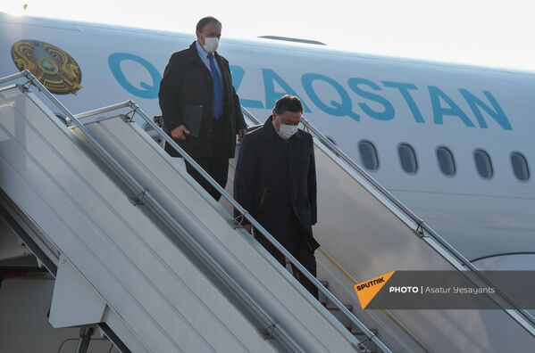 Ղազախստանի վարչապետ Ասկար Մամինն իջնում է ինքնաթիռից «Զվարթնոց» օդանավակայանում - Sputnik Արմենիա