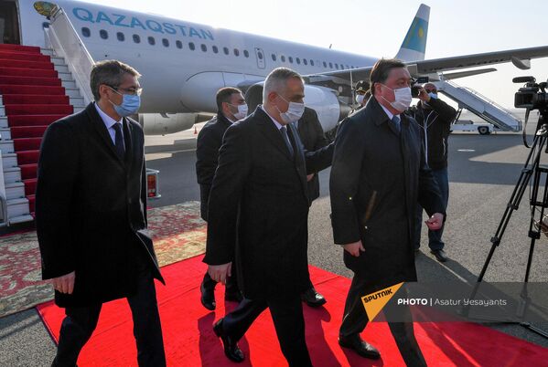 Вице-премьер Мгер Григорян встречает премьер-министра Казахстана Аскара Мамина, прибывшего в Армению для участия во встрече Евразийского межправительственного совета  - Sputnik Армения