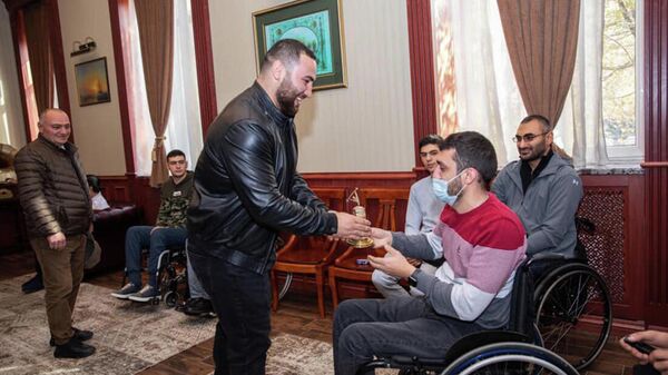 Чемпион мира по тяжелой атлетике Симон Мартиросян в Доме солдата - Sputnik Армения