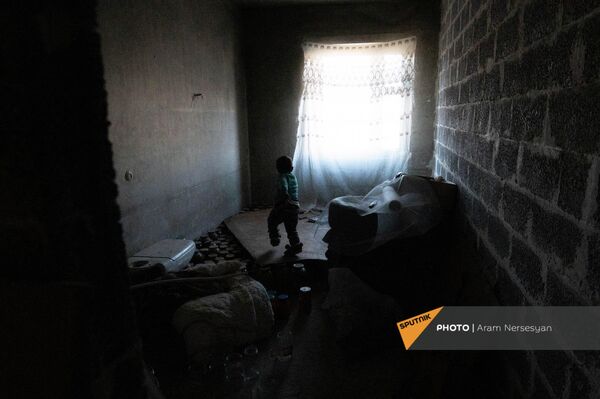 Артак в будущей детской комнате в доме Егиазарянов - Sputnik Армения