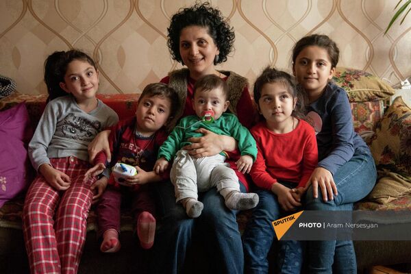 Լիլիթ Գրիգորյան-Պողոսյանը երեխաների հետ - Sputnik Արմենիա