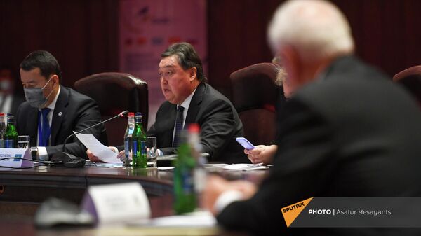 Премьер-министр Казахстана Аскар Мамин на заседании Евразийского межправительственного совета (19 ноября 2021). Еревaн - Sputnik Армения