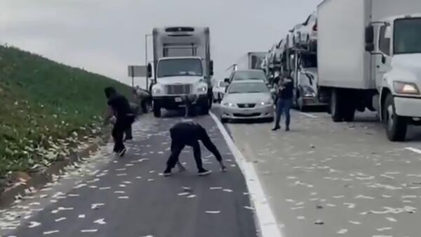 В Калифорнии водители перекрыли шоссе, чтобы набрать выпавшие из бронеавтомобиля купюры. - Sputnik Армения
