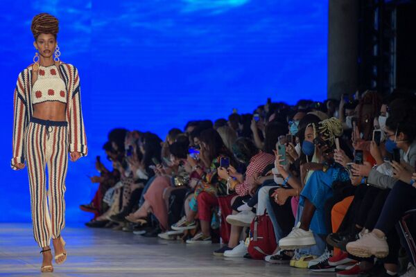 Սան Պաուլոյի նորաձևության շաբաթվա ընթացքում մոդելը ներկայացնում է «Atelie Mao de Mae»-ի հագուստը - Sputnik Արմենիա