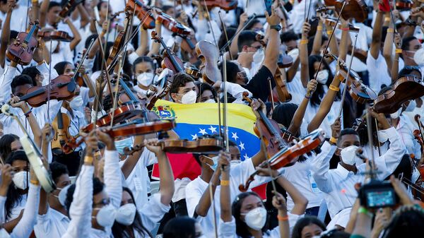 Музыканты Национальной системы молодежных оркестров и хоров Венесуэлы принимают участие в концерте, пытаясь побить Мировой рекорд Гиннесса (13 ноября 2021). Каракас - Sputnik Արմենիա