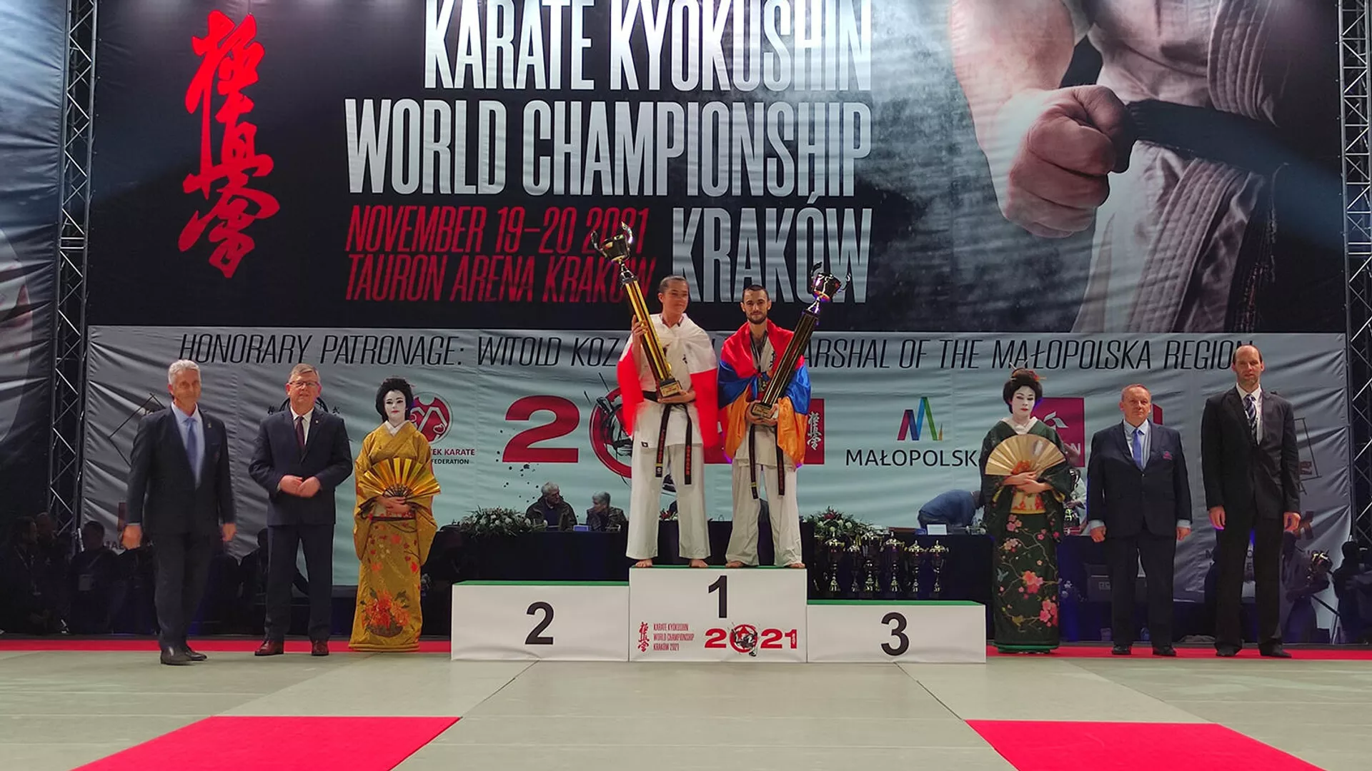 Чемпион мира по киокушин каратэ, лучший спортсмен чемпионата Артр Арушанян с кубком (20 ноября 2021). Краков